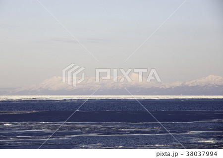 知床連山と流氷 38037994