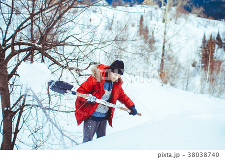 throws snow shovel 38038740
