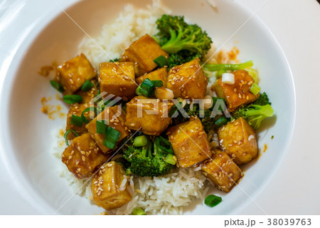 Chili honey tofu with rice and broccoli Chili honey tofu with rice and broccoli 38039763
