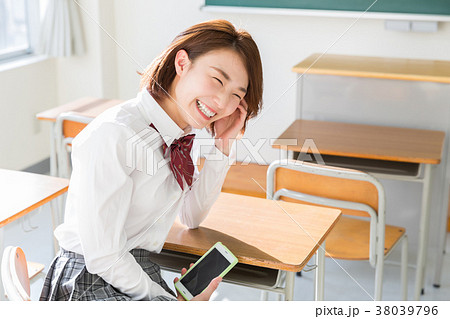 笑顔の学生　スマートフォン 38039796