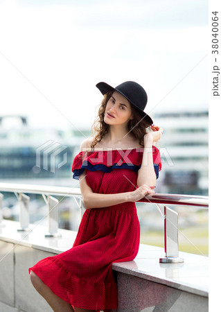 Portrait of a brunette with bright makeup Portrait of a brunette with bright makeup 38040064