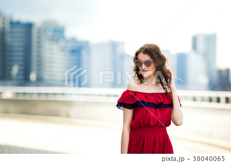 Portrait of a brunette with bright makeup Portrait of a brunette with bright makeup 38040065