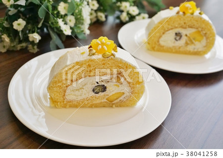 マンゴーのロールケーキのスライス カットの写真素材