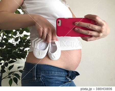 自撮りをする妊婦 38043806
