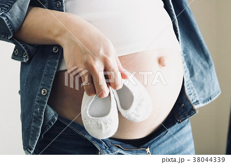 ファーストシューズを持つ妊婦さん 38044339