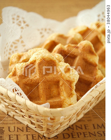 プレーンワッフル  かご盛り　英字バック　（アップ） 38044963