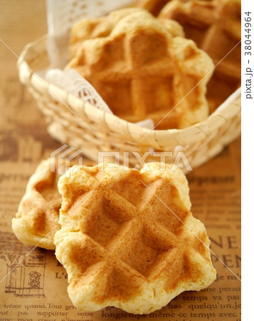 プレーンワッフル  かご盛り　英字バック　（縦位置） 38044964