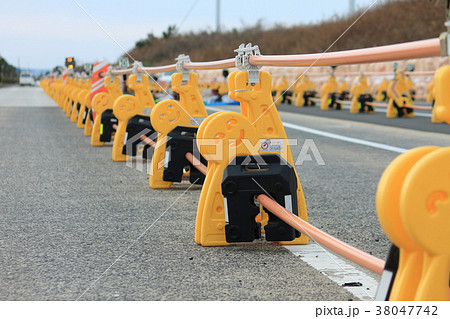 工事イメージ＿バリケード＿道路工事 38047742