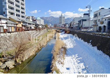 ナワテ通り沿いを流れる女鳥羽川 38049693