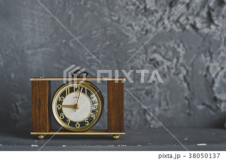 The old clock on the background of the gray The old clock on the background of the gray 38050137