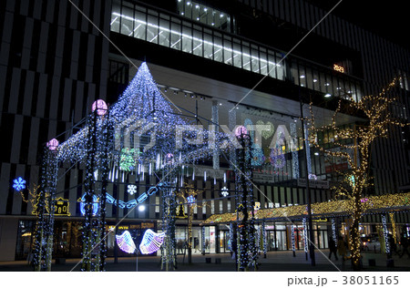 駅前のイルミネーション 38051165