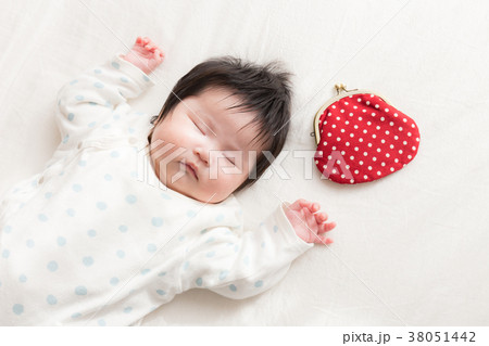 赤ちゃん　養育費　お金 38051442