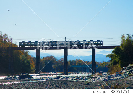 秩父鉄道の鉄橋と列車　荒川橋梁　秩父本線 38051751