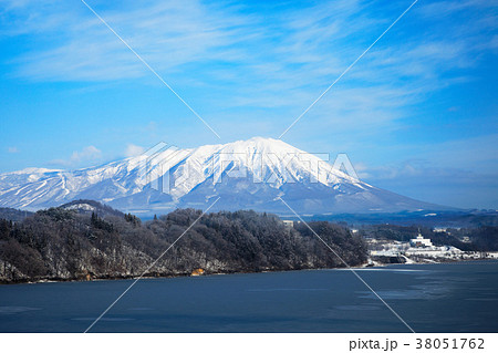 繋温泉より雪景色の岩手山を望む 38051762