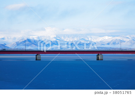 御所湖の湖畔より繋大橋と雫石方面の山並みを望む 38051765