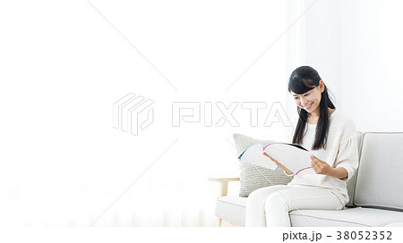 カタログや雑誌を見る若い女性のライフスタイルイメージ 38052352