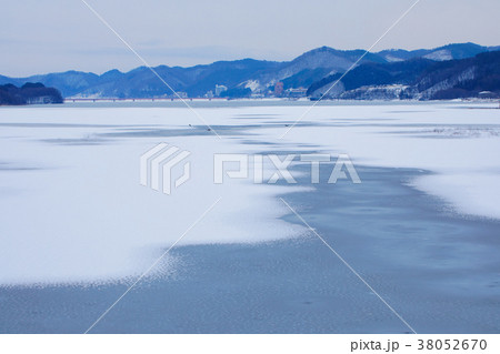 全面凍結の御所湖と繋温泉方面の山並みの雪景色 38052670