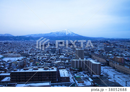 雪景色の盛岡市街と岩手山 38052688