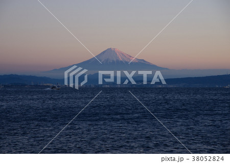 海越しの朝の富士山 海越しの朝の富士山 38052824