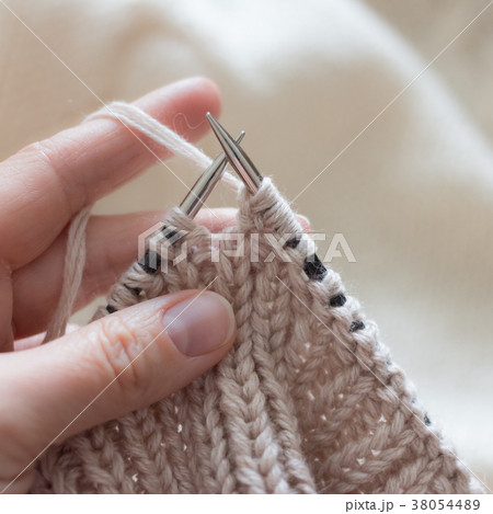 Lessons knitting by hand on needles and beige 38054489