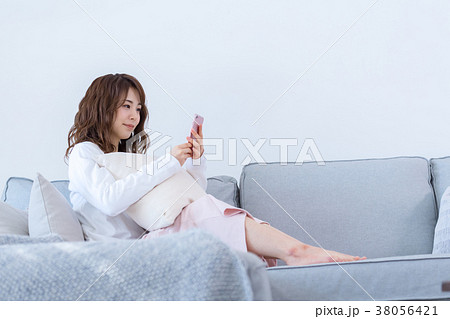 若い女性、ポートレート、スマホ、休日、リラックス 若い女性、ポートレート、スマホ、休日、リラックス 38056421