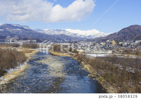 冬の利根川と谷川岳 38058329