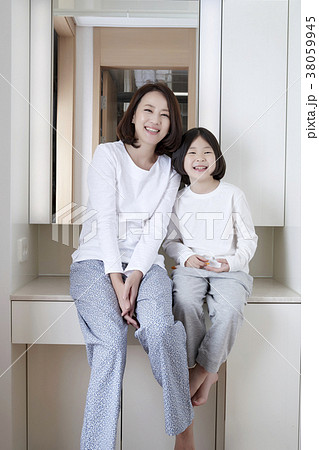 A cordial mommy and little girl, family concept photo 095 A cordial mommy and little girl, family concept photo 095 38059945