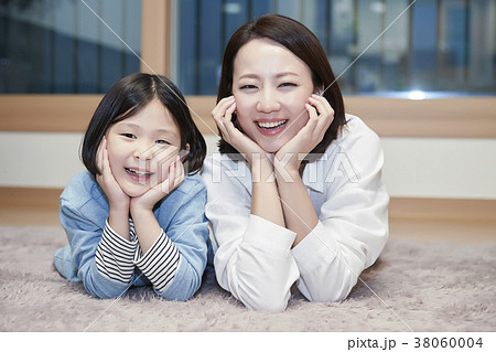 A cordial mommy and little girl, family concept photo 363 A cordial mommy and little girl, family concept photo 363 38060004