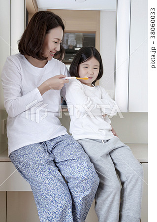 A cordial mommy and little girl, family concept photo 133 38060033