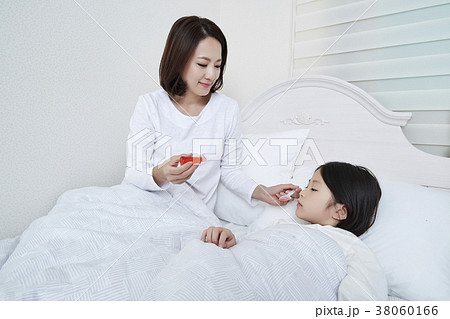 A cordial mommy and little girl, family concept photo 208 A cordial mommy and little girl, family concept photo 208 38060166