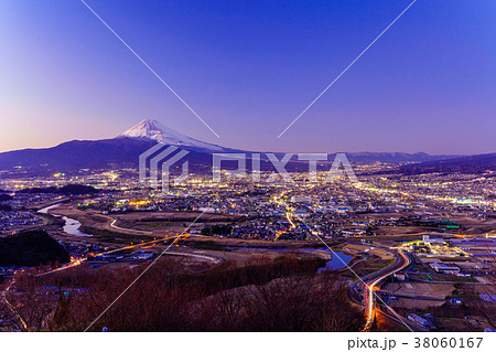 (静岡県東部)街灯りと富士山 (静岡県東部)街灯りと富士山 38060167
