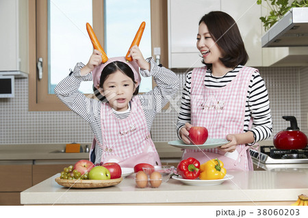 A cordial mommy and little girl, family concept photo 262 38060203