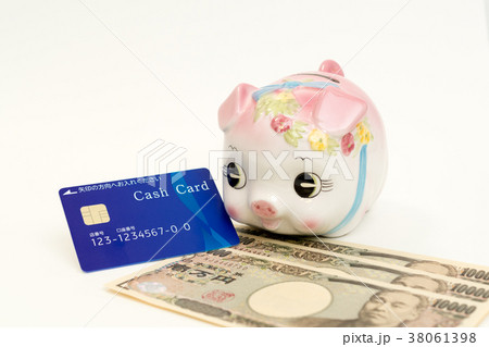 貯金イメージ（キャッシュカード・現金・貯金箱） 38061398