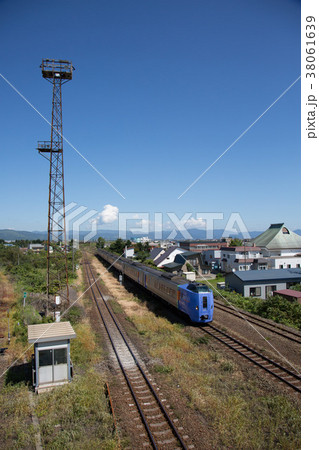 【縦構図】長万部駅に到着するスーパー北斗　キハ261系1000番台 38061639