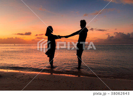 silhouette of couplewith a beautiful sunset 38062643