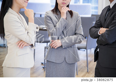 ビジネス　オフィス　会議　打ち合わせ　女性　男性　ビジネスマン　ミーティング 38062875