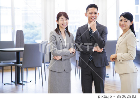 ビジネス　オフィス　会議　打ち合わせ　女性　男性　ビジネスマン　ミーティング 38062882