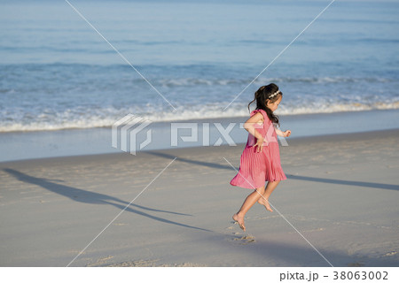ビーチで遊ぶ女の子 38063002