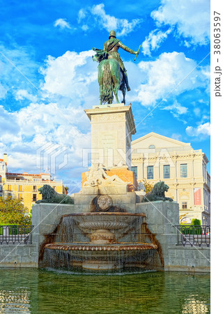 Statue of Reinando Isabel Segunda de Borbon 38063597
