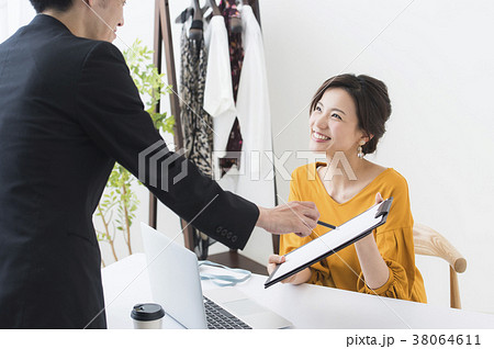 働く女性（アパレル） 38064611