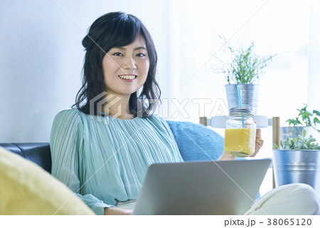 ソファでパソコンを使う女性 ソファでパソコンを使う女性 38065120