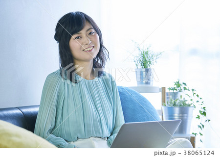 ソファでパソコンを使う女性 ソファでパソコンを使う女性 38065124