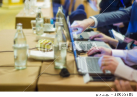Blurred - Businessmen workshop and presentation Blurred - Businessmen workshop and presentation 38065389