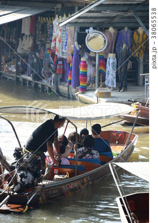 タイ王国　水上マーケット（ダムヌン サドゥアック） 38065538