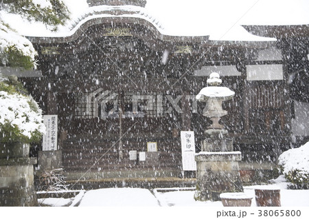 首都圏に大雪が降った日の等覚院境内 38065800