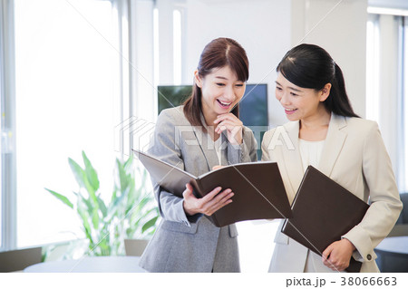 ビジネス オフィス 女性 ビジネスマン ビジネス オフィス 女性 ビジネスマン 38066663
