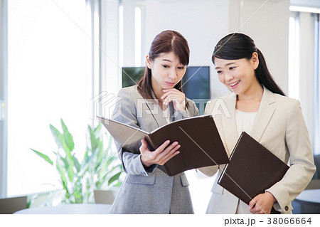 ビジネス　オフィス　女性　ビジネスマン 38066664