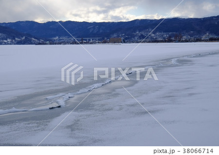 御神渡り（一之御渡り、高木より南方面） 38066714