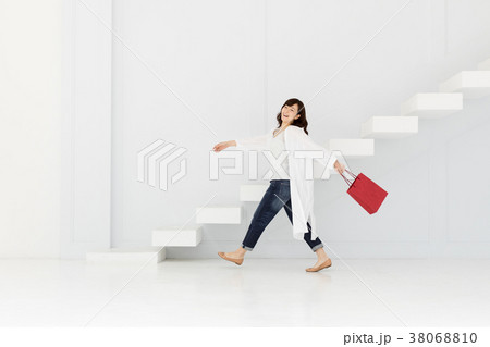 ファッション・買い物をする女性 ファッション・買い物をする女性 38068810