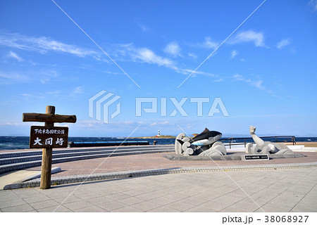 青森県大間崎 大間崎灯台 マグロ漁の町大間 遠望は北海道 青森県大間崎 大間崎灯台 マグロ漁の町大間 遠望は北海道 38068927